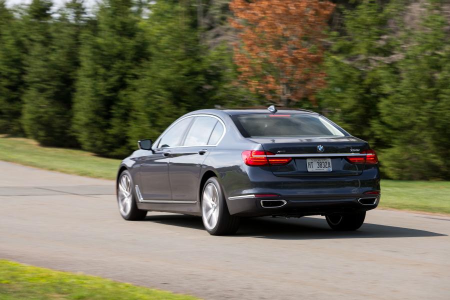  BMW 750i xDrive 2016 года  (US) (фото 6 из 12)